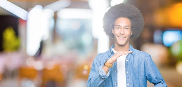 Młody African American Man Afro Włosy Ciążą Rąk Pokazując Duży — Zdjęcie stockowe