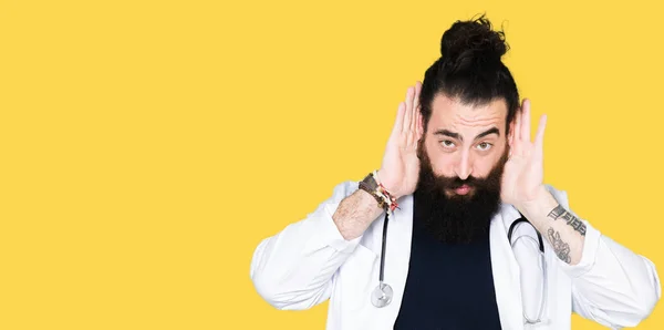 Doktor Dlouhými Vlasy Lékařské Plášti Stetoskop Snažíte Obě Ruce Ucho — Stock fotografie