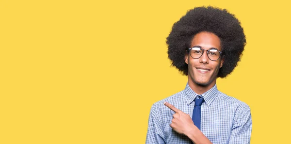 Joven Hombre Negocios Afroamericano Con Cabello Afro Vistiendo Gafas Alegres —  Fotos de Stock