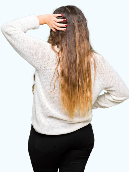 Junge Schöne Frau Trägt Weißen Pullover Rückwärts Und Denkt Mit — Stockfoto