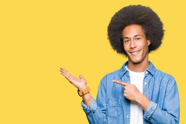 Jonge Afro Amerikaanse Man Met Afro Haar Verbaasd Lachend Naar — Stockfoto