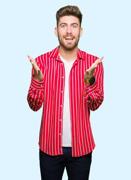 Jeune Homme Beau Portant Chemise Rouge Célébrant Fou Étonné Pour — Photo
