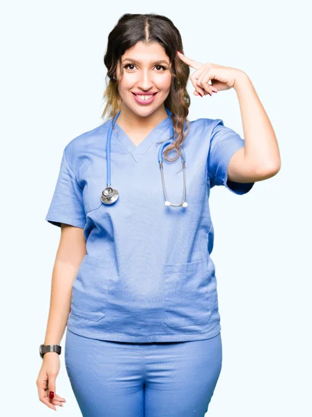 Jovem Mulher Médica Adulta Vestindo Uniforme Médico Sorrindo Apontando Para — Fotografia de Stock
