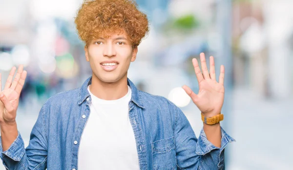 Jonge Knappe Man Met Afro Haar Dragen Denim Jas Laten — Stockfoto