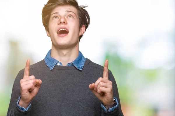 Joven Hombre Elegante Guapo Sobre Fondo Aislado Sorprendido Sorprendido Mirando —  Fotos de Stock