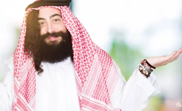 Арабский Бизнесмен Длинными Волосами Одетый Традиционный Шарф Кеффийе Улыбается Показывая — стоковое фото