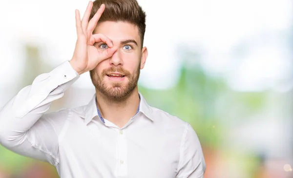 Junger Gutaussehender Geschäftsmann Macht Geste Mit Lächelnder Hand Auge Blickt — Stockfoto