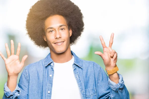 Unga Afroamerikanska Man Med Afro Hår Visar Och Pekar Uppåt — Stockfoto