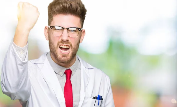 Jovem Bonito Cientista Homem Usando Óculos Com Raiva Louco Levantando — Fotografia de Stock
