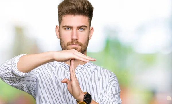 Joven Hombre Guapo Haciendo Tiempo Fuera Gesto Con Las Manos —  Fotos de Stock