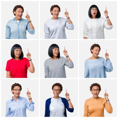 Başarılı fikirle parmağı yukarıyı izole arka plan üzerinde afro saçlı genç Afro-Amerikan kadın. Çıktıktan ve mutlu. Bir numara.