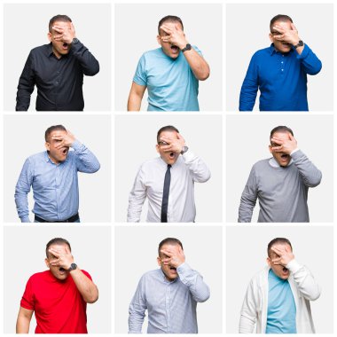 İzole arka plan üzerinde orta yaş Arap adam bileşimi darbe yüz ve gözleri el ile kapsayan, utanmış ifade ile parmaklar bakarak.