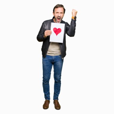 Yakışıklı orta yaş erkek holding kağıt kırmızı kalp ile öfke, çılgın ve yükseltilmiş eliyle diye bağıran rahatsız ve hayal kırıklığına uğramış öfke kavramı bağırarak