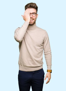 El yüz ve sürpriz duygu kendinden emin gülümseme ile tek gözüyle kapsayan gözlüklü genç yakışıklı iş adamı.