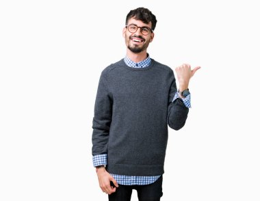 Genç yakışıklı seyir ve başparmak yanında yukarıyı mutlu yüz ile gülümseyen izole arka plan üzerinde gözlük takan adam akıllı.