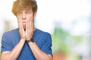 Yüz, depresyon ve üzüntü, kapsayan bıktınız eller izole arka plan üzerinde mavi t-shirt giyen genç yakışıklı adam üzgün ve sorun için tahriş