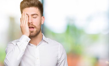 Genç yakışıklı iş adamı Yawning yarım yüz, göz ve ağız el ile kapsayan yorgun. Acı yüzü acıyor.