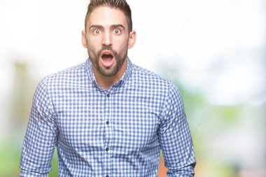 Genç yakışıklı adam korkuyor ve şok sürpriz ifade ile izole arka plan üzerinde korku ve yüz heyecanlı.