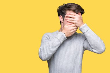 Yakışıklı delikanlı izole arka plan kaplaması gözler ve ağız el ile üzerinden kış kazak giyen şaşırttı ve şok. Duygu gizleme