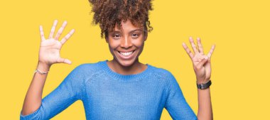 Güzel genç Afro-Amerikan kadın gösterilen ve parmakları ile işaret izole arka plan üzerinde numara 9 kendinden emin ve mutlu gülümseyerek süre.