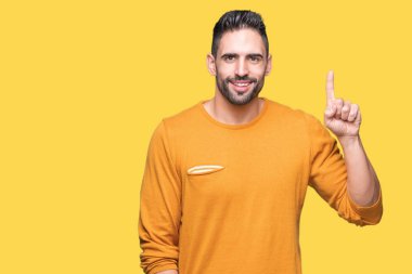 Yakışıklı delikanlı gösterilen ve kendinden emin ve mutlu gülümseyen bir parmak ile işaret eden oktan yukarı izole arka plan üzerinde.