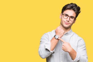 Acele işaretleme izlemek için zaman, sabırsızlık, üzgün ve kızgın son tarih gecikme için izole arka plan üzerinde gözlük takan genç yakışıklı adam