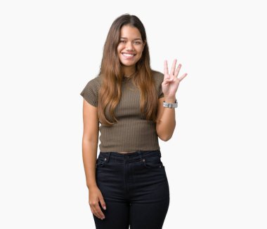 Genç güzel esmer kadın gösterilen ve parmakları ile işaret izole arka plan yüzünden kendinden emin ve mutlu gülümseyerek süre dört numara.