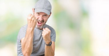 Yakışıklı orta yaş ağarmış komuta sizde izole arka plan yumruk savunma hareketi, kızgın ve üzgün yüz, sorunu korkuyor ile savaşmaya hazır üzerinde spor şapkası