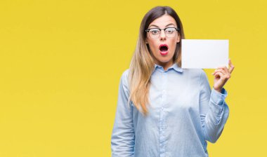 Genç güzel iş kadını boş kartı tutan arka plan bir sürpriz yüz, korkuyor ve heyecanlı korku ifadesi ile şok korkmuş izole