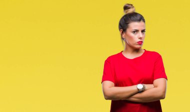 Yüzünde ciddi bir ifade olan, soyutlanmış bir geçmişi olan güzel bir kadın. Basit ve doğal bir şekilde kameraya bakıyorsun..