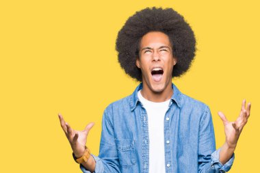 Afro saç çılgın ve kızgın bağırarak ve agresif ifade ve silah kaldırdı bağırmaya ile genç Afro-Amerikan adam. Hayal kırıklığı kavramı.
