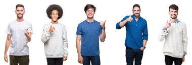 Beyaz izole arka plan üzerinde insanların kolaj elle jest kadar mutlu başparmak yapıyor. Başarı gösteren kameraya bakarak ifadeyi onaylama.