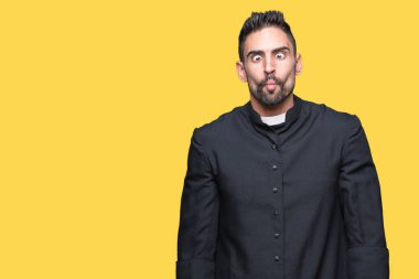 Genç Hıristiyan rahip izole arka plan yapma balık yüzüne dudaklı, çılgın ve komik bir jest. Komik ifade.