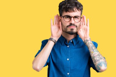 Her iki kulak jest, dedikodu için meraklı ellerde dinliyoruz izole arka plan üzerinde gözlük takan yakışıklı delikanlı. İşitme sorunu, sağır