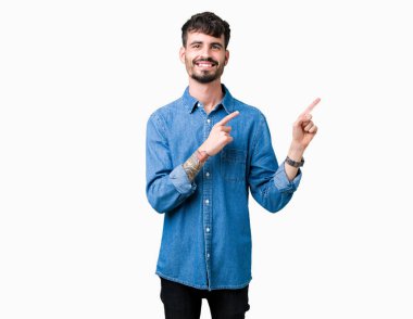 Yakışıklı delikanlı gülümseyen ve iki elleri ve parmakları ile tarafına işaret kamera bakarak izole arka plan üzerinde.