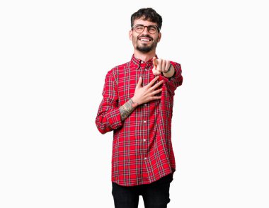 Genç yakışıklı adam gözlük izole üzerinde gülme sizin parmak el kamerasıyla göğüs üzerinde utanç ifadesi işaret eden arka plan