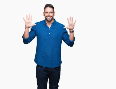 Yakışıklı delikanlı gösterilen ve parmakları ile işaret izole arka plan üzerinde kendinden emin ve mutlu gülümseyerek süre on numara.