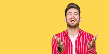 Kırmızı gömlek kızgın ve silah ile başarı için deli kutluyor giyen genç yakışıklı adam kaldırdı ve heyecanlı çığlık gözler kapalı. Kazanan kavramı