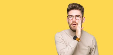 Genç yakışıklı iş adam gözlük gizli söylenti, kötü niyetli konuşma konuşma fısıldayarak söylemek dudaklarından el