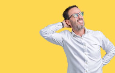 Yakışıklı orta yaş zarif üst düzey iş adam gözlük izole üzerinde elle, kas ağrısı boyun dokunmadan acı boyun ağrısı yaralanma, arka plan