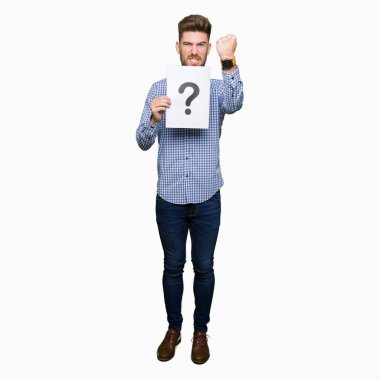 Holding kağıt ile soru işareti rahatsız ve boşa çıkarmak ile öfke, çılgın ve yükseltilmiş eliyle diye bağıran öfke kavramı bağırarak. genç yakışıklı adam