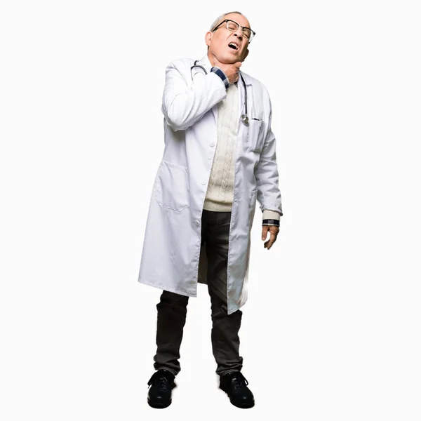 Przystojny Doktor Starszy Człowiek Sobie Medycznych Płaszcz Dotykając Ból Szyi — Zdjęcie stockowe