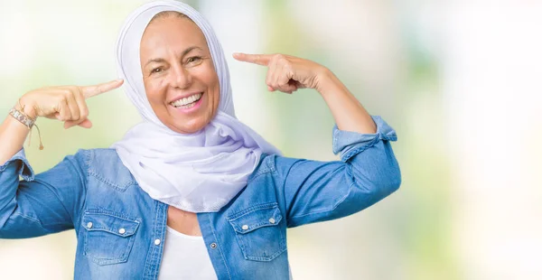 中世纪阿拉伯东部妇女戴阿拉伯头巾在孤立的背景微笑用双手手指指向头部 伟大的想法或思想 良好的记忆力 — 图库照片