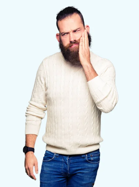 Homem Jovem Hipster Vestindo Suéter Inverno Tocando Boca Com Mão — Fotografia de Stock