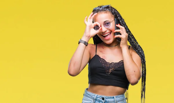 Jovem Trançado Cabelo Afro Americano Com Marca Nascimento Falando Smartphone — Fotografia de Stock