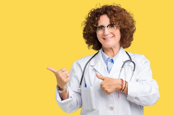 Środkowy Ager Starszy Lekarz Kobieta Białym Tle Wskazuje Tyłu Ręką — Zdjęcie stockowe