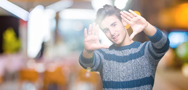 Joven Hombre Guapo Sobre Fondo Aislado Sonriendo Haciendo Marco Usando —  Fotos de Stock