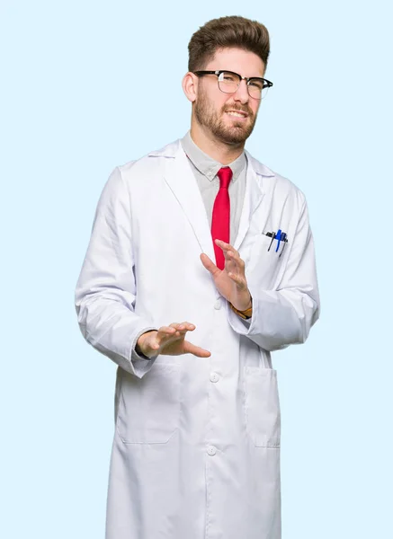 Joven Hombre Científico Guapo Con Gafas Expresión Disgustada Disgustado Temeroso — Foto de Stock