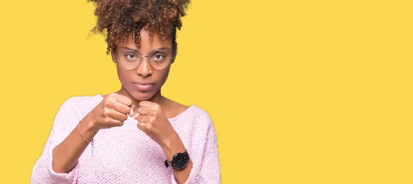 Bella Giovane Donna Afroamericana Che Indossa Occhiali Sfondo Isolato Pugno — Foto Stock