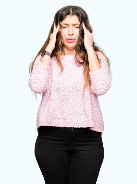 頭の中の痛みのための頭の上の手でピンクのセーターを着ている若い美しい女性ストレス 片頭痛に苦しんでいます — ストック写真